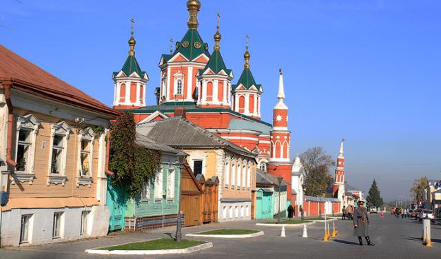 海外谷歌地图侦探发现怪人在俄罗斯四处游走，手持奇怪机枪和玩具休闲区蓝鸢梦想 - Www.slyday.coM