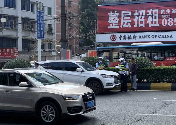 贵阳今早发生一起车祸，八旬老人不幸当场被撞身亡，疑当时正横穿马路休闲区蓝鸢梦想 - Www.slyday.coM