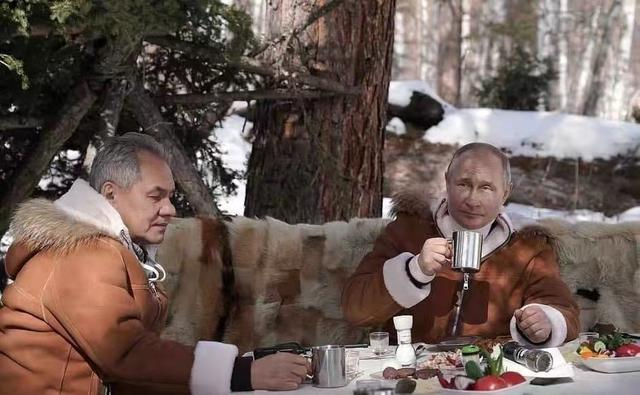 今年3月，普京与绍伊古在西伯利亚度假时的场景。图源：资料图