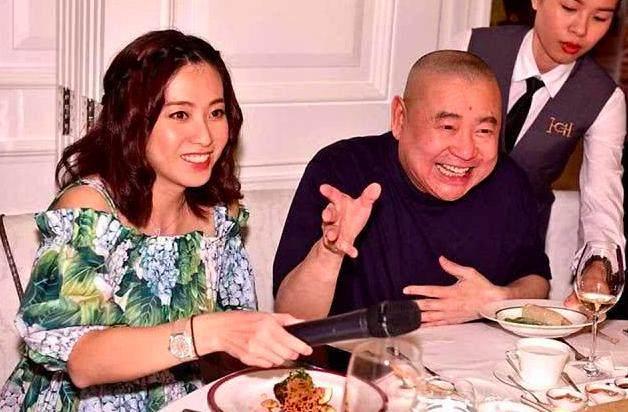 刘銮雄小女儿曝光，3岁就和妈妈甘比做公益，肉脸单眼皮显呆萌休闲区蓝鸢梦想 - Www.slyday.coM