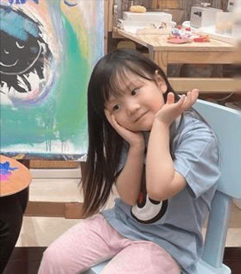 刘銮雄小女儿曝光，3岁就和妈妈甘比做公益，肉脸单眼皮显呆萌休闲区蓝鸢梦想 - Www.slyday.coM