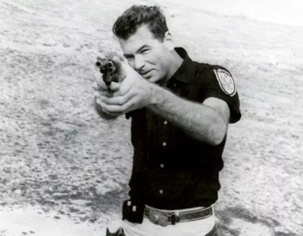 盘点4种手枪射击姿势最准的还是解放军教材中的这款