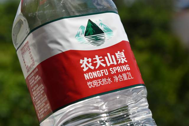 农夫山泉上市一周年！股价较高点已腰斩，老板钟睒睒仍是中国首富休闲区蓝鸢梦想 - Www.slyday.coM