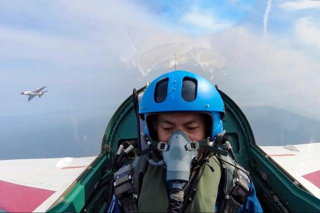 直击!海军航空大学某团飞行学员跨昼夜飞行训练