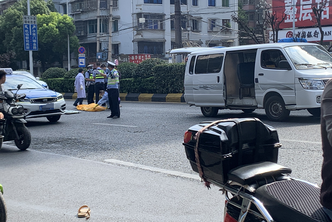 贵阳今早发生一起车祸，八旬老人不幸当场被撞身亡，疑当时正横穿马路休闲区蓝鸢梦想 - Www.slyday.coM