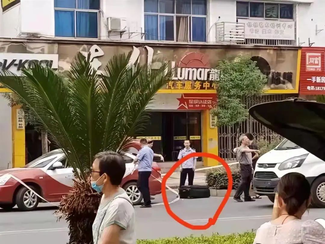 重大刑事案件！男子打车时带血的行李箱被识破，丢下行李逃跑！休闲区蓝鸢梦想 - Www.slyday.coM