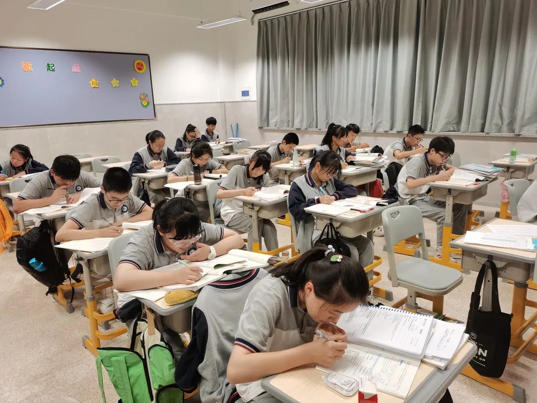 图为吴兴一中晚自修学生完成作业图为志和中学晚自修放学图为湖州十二