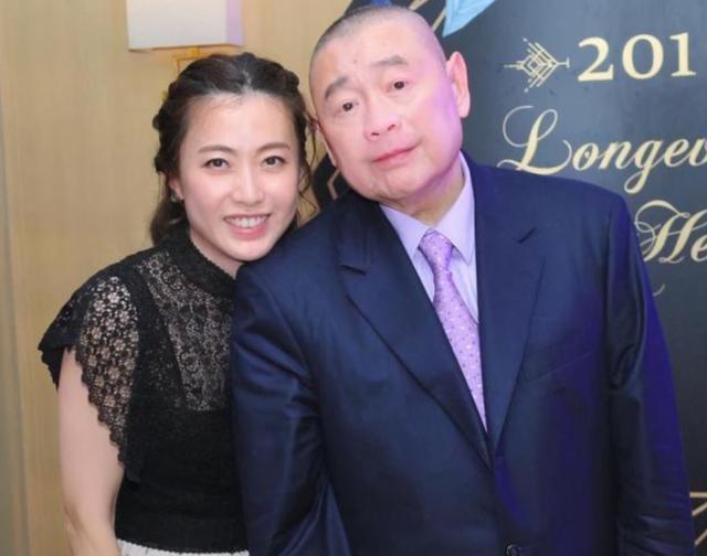 刘銮雄小女儿曝光，3岁就和妈妈甘比做公益，肉脸单眼皮显呆萌休闲区蓝鸢梦想 - Www.slyday.coM