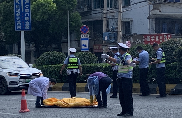 贵阳今早发生一起车祸，八旬老人不幸当场被撞身亡，疑当时正横穿马路休闲区蓝鸢梦想 - Www.slyday.coM