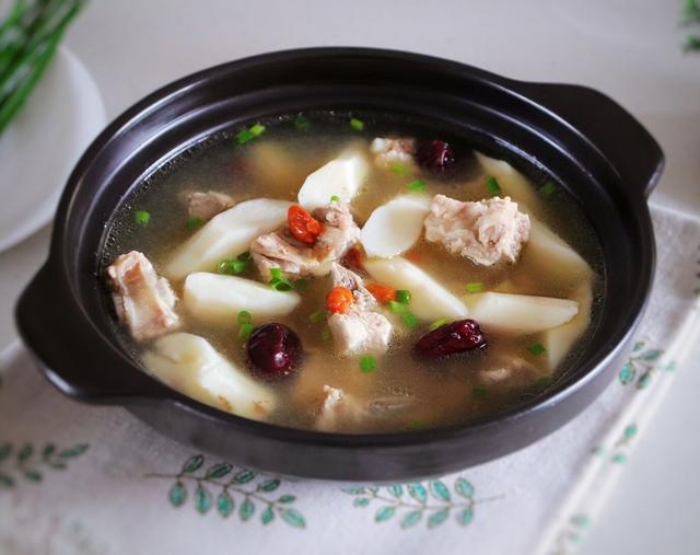 炖山药排骨汤时很多人第一步就做错了难怪炖出来汤不鲜肉柴牙