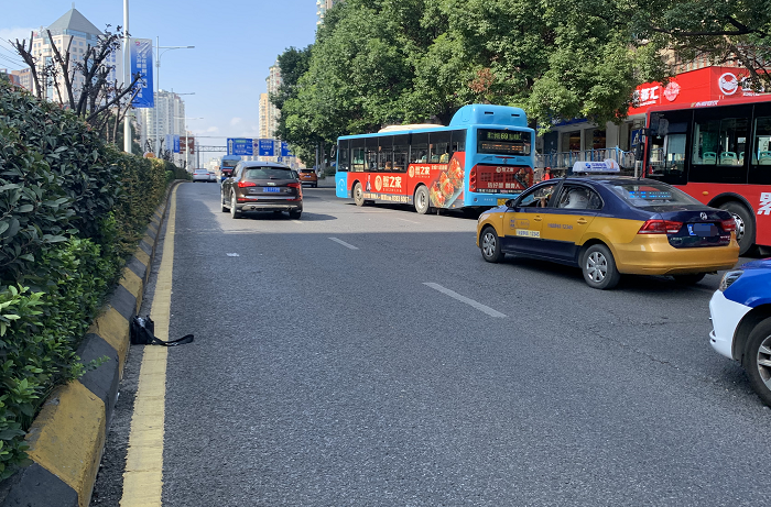 贵阳今早发生一起车祸，八旬老人不幸当场被撞身亡，疑当时正横穿马路休闲区蓝鸢梦想 - Www.slyday.coM