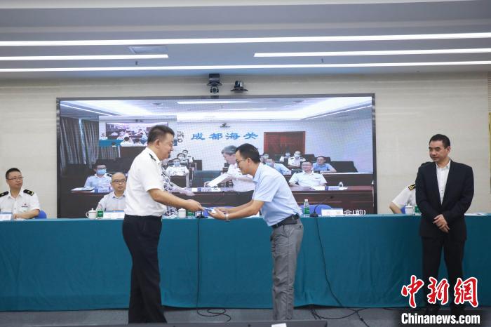 重庆海关向首家项目试点企业制授“电子口岸卡”。成都海关供图