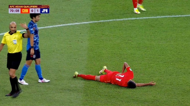 阿兰争抢头球时重摔在地,幸无大碍