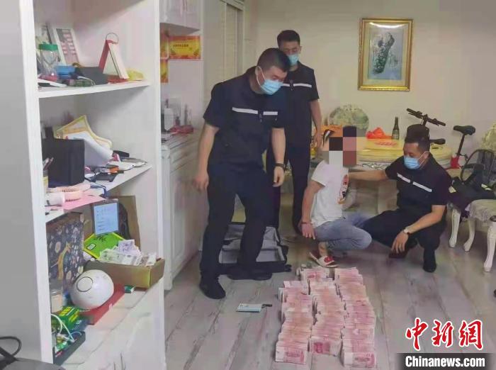 图为现场查获的现金等物品。莆田海警供图