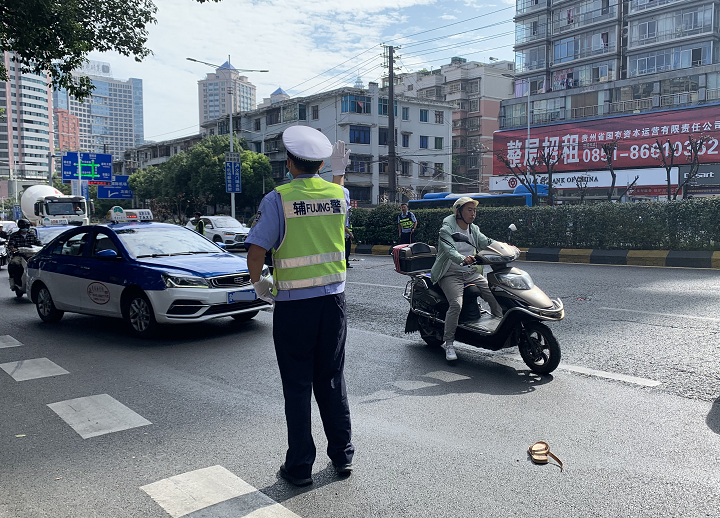 贵阳今早发生一起车祸，八旬老人不幸当场被撞身亡，疑当时正横穿马路休闲区蓝鸢梦想 - Www.slyday.coM