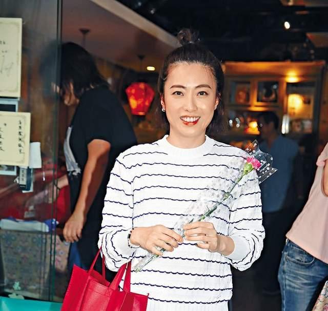 刘銮雄小女儿曝光，3岁就和妈妈甘比做公益，肉脸单眼皮显呆萌休闲区蓝鸢梦想 - Www.slyday.coM