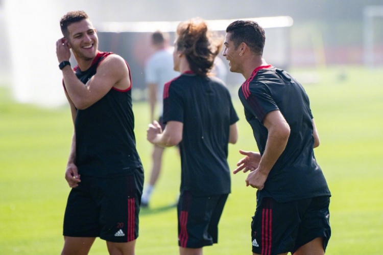 那个男人回来了!曼联官博晒c罗回归卡灵顿基地首训照