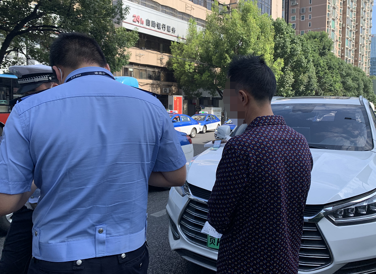 贵阳今早发生一起车祸，八旬老人不幸当场被撞身亡，疑当时正横穿马路休闲区蓝鸢梦想 - Www.slyday.coM