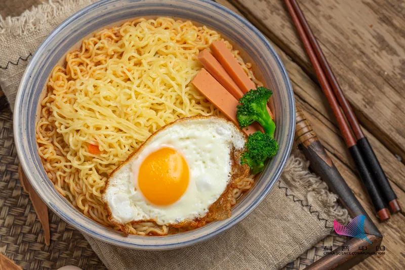 为什么泡面一定要泡3分钟?泡5分钟就不好吃了吗?真相来了