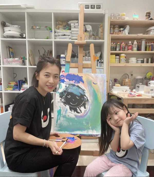 刘銮雄小女儿曝光，3岁就和妈妈甘比做公益，肉脸单眼皮显呆萌休闲区蓝鸢梦想 - Www.slyday.coM