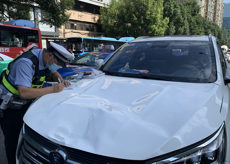 贵阳今早发生一起车祸，八旬老人不幸当场被撞身亡，疑当时正横穿马路休闲区蓝鸢梦想 - Www.slyday.coM