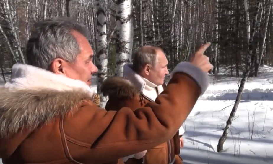 今年3月，普京与绍伊古在西伯利亚度假时的场景。图源：俄媒视频截图