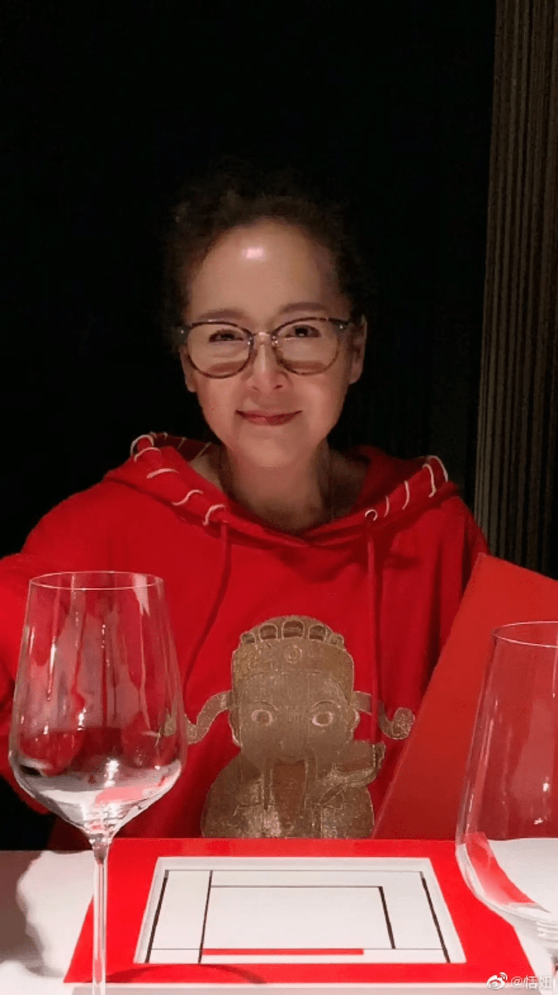 恬妞穿红卫衣好潮啊，但她不假没打针修图，油光下垂的脸很真实！__财经头条