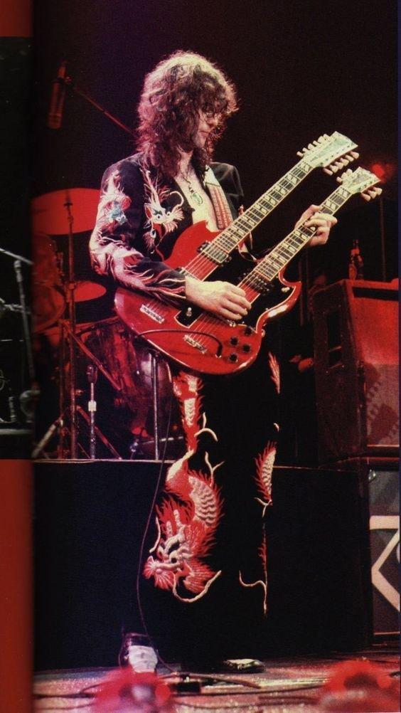 英国乐手吉米·佩奇携女友现身,出席威尼斯电影节,两人相差45岁