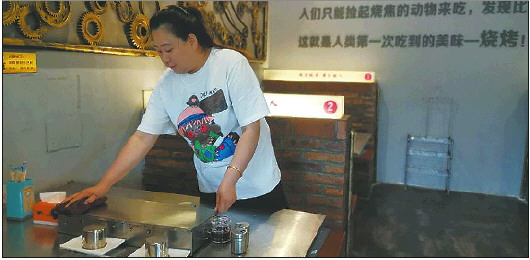 老人眼见就要摔倒 好心女子狂奔向前扶住了他休闲区蓝鸢梦想 - Www.slyday.coM