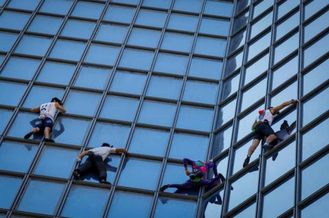 法国“蜘蛛侠”攀爬近190米高楼后被警方拘留休闲区蓝鸢梦想 - Www.slyday.coM 法国“蜘蛛侠”攀爬近190米高楼后被警方拘留休闲区蓝鸢梦想 - Www.slyday.coM