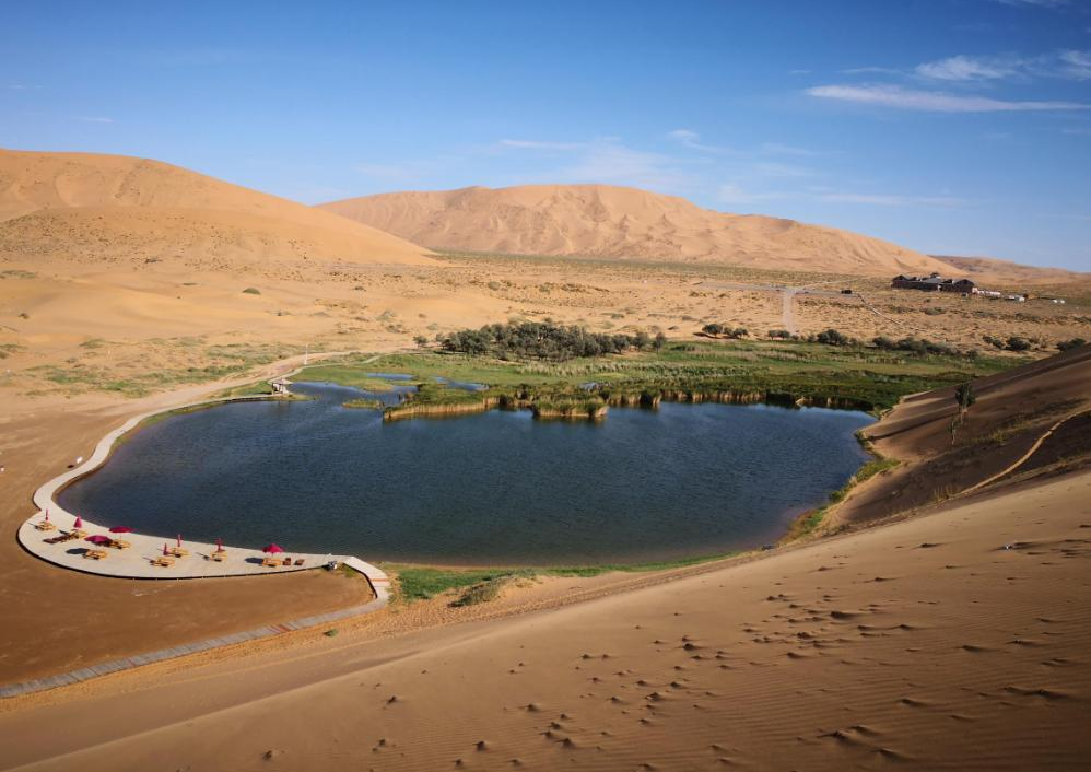 内蒙古的这片绝美沙漠,有着100多个湖泊,被誉为"沙漠江南"