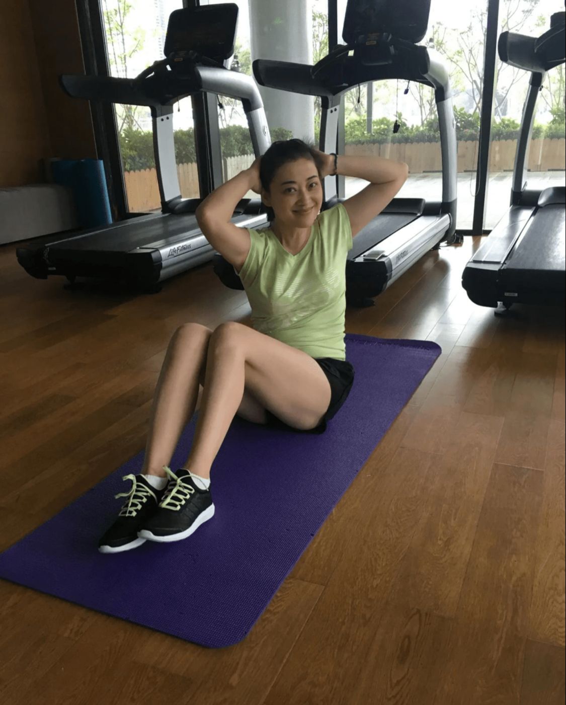 梅婷健身素颜照肤色有点黄但皮肤紧致不修图清清爽爽很舒服