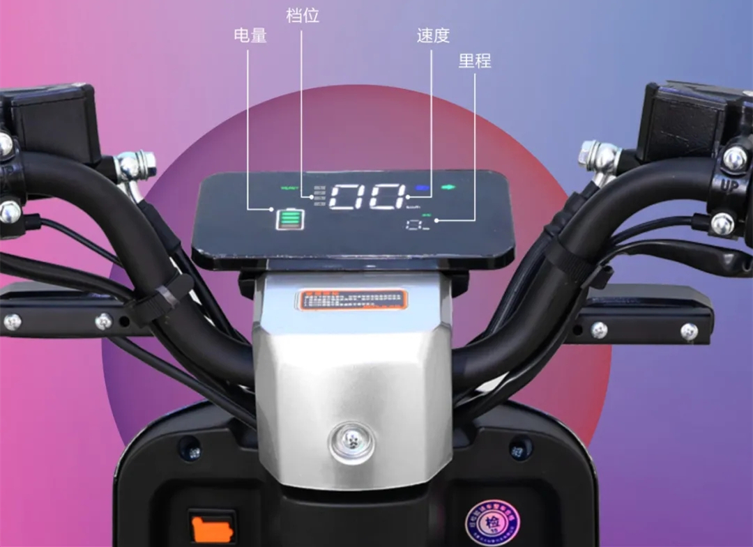 其他配置方面,本铃009配备了悬浮液晶仪表,其拥有超薄无边框设计,彩色