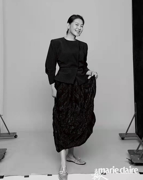 62岁倪萍成功加入时尚圈换三套造型拍大片穿红色却翻车太严重