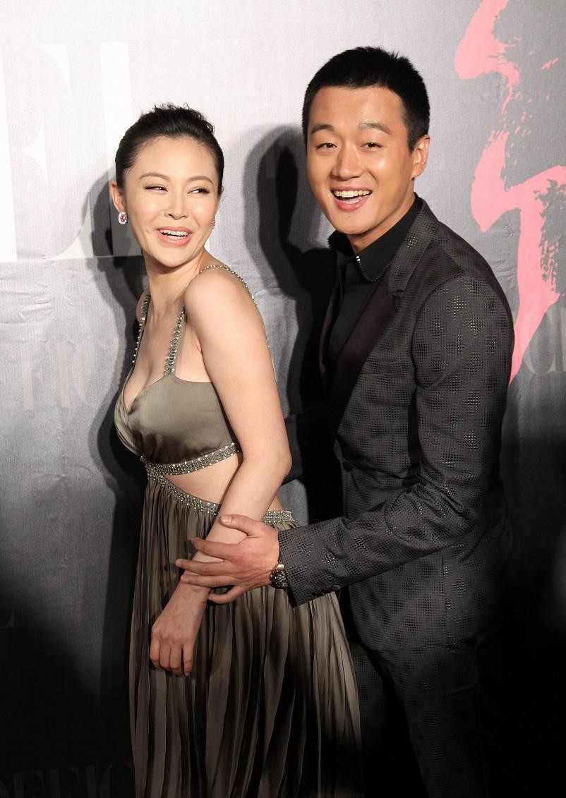 关悦和佟大为同框挺娇媚穿镂空裙秀出马甲线身材管理也太好了
