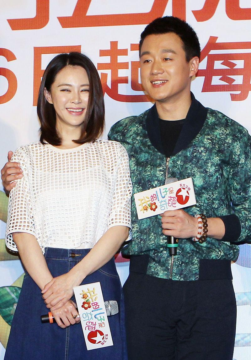 关悦和佟大为同框挺娇媚,穿镂空裙秀出马甲线,身材管理也太好了