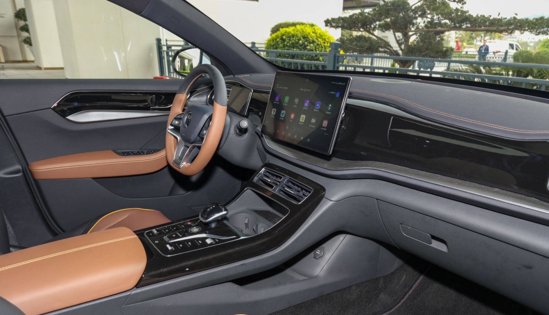 中控台使用了大面积的软质材料,并做了缝线处理,细节上加入了镀铬饰条