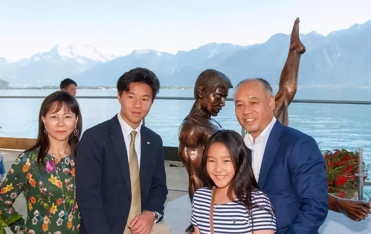 李宁虽然老的有点快,但妻子的颜值仍然不见老,不仅有气质还优雅