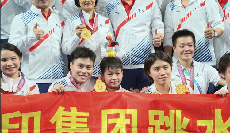 荣耀!广东跳水队男女团双冠王拍全家福,全红婵第一排C位小鸟依人休闲区蓝鸢梦想 - Www.slyday.coM