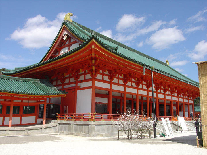 有网友认为尚可理解:"日本平安神宫是京都最大的仿唐风格建筑,里面