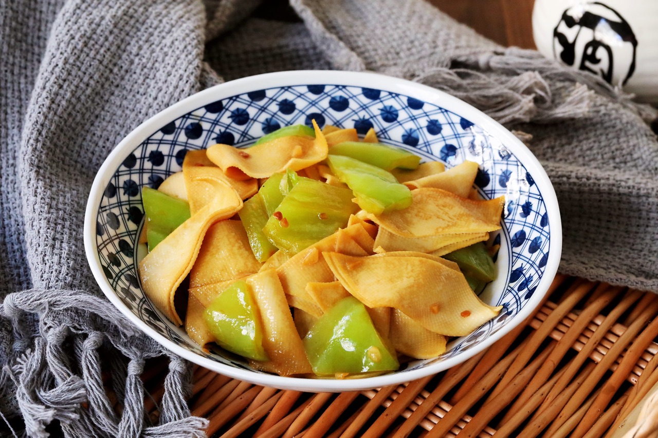 一口鲜香,两口美味的辣椒炒豆皮,制作简单又好吃|豆皮|辣椒|口感_新浪