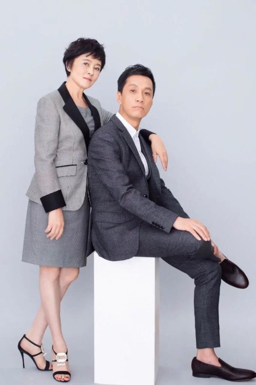 冯远征与妻子梁丹妮久违同框现身俩人亲密热聊恩爱甜蜜