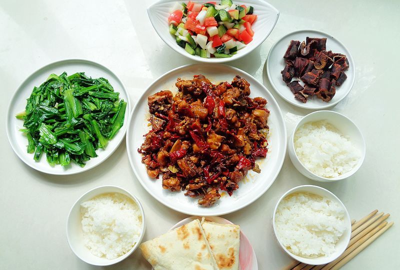 看我家秋天周末午餐,辣子鸡配炒菜,好吃好做,花钱不多吃得舒服