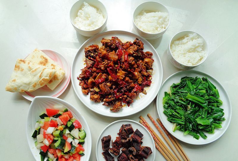 看我家秋天周末午餐,辣子鸡配炒菜,好吃好做,花钱不多吃得舒服