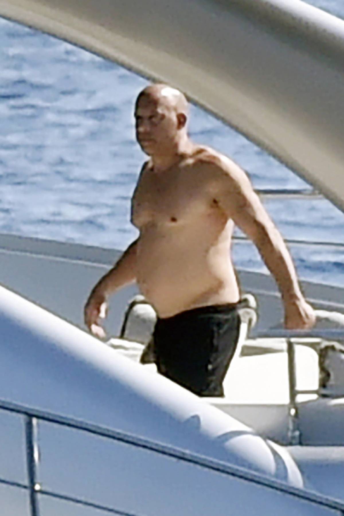 范迪塞尔胖了!挺着大肚腩玩手机,速度与激情上映后他放飞自我了