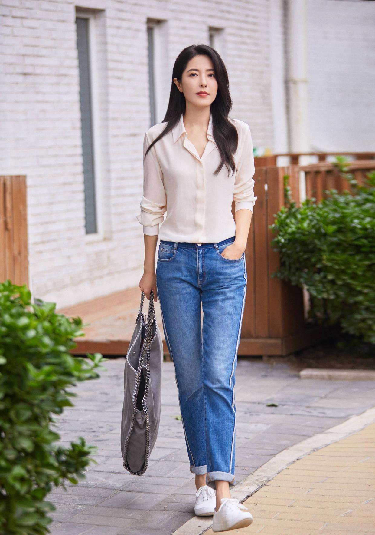 曾黎这气质拿捏真稳,白t恤配黑色阔腿裤舒适随性,慵懒又时髦