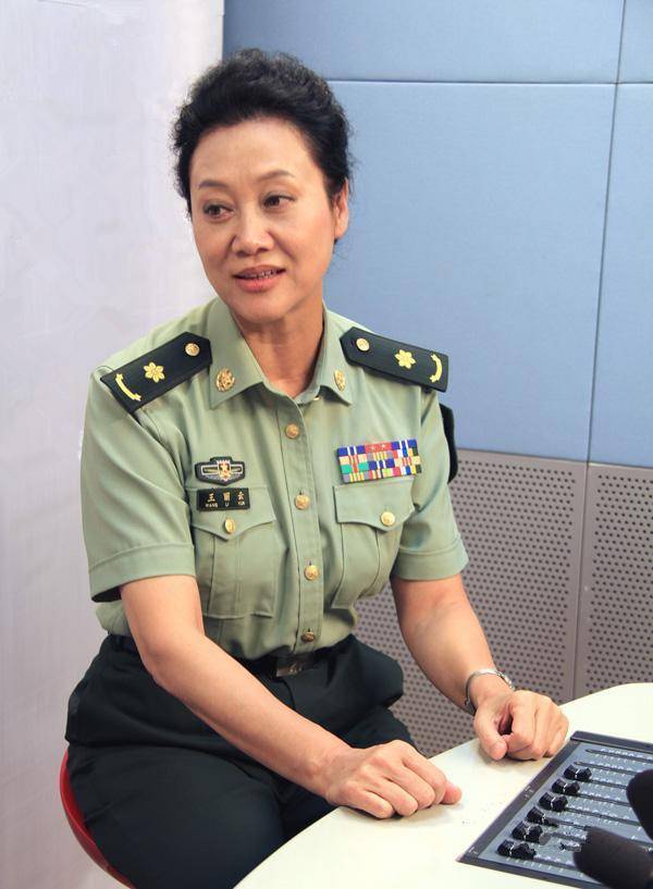 王丽云车晓母女罕同框穿花裙戴超大金耳环被女儿吐槽爱买房