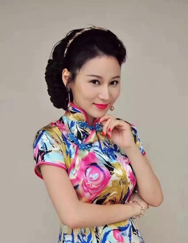 韩师奶与兰姨两个人的旗袍秀,一个风姿绰约,婀娜多姿