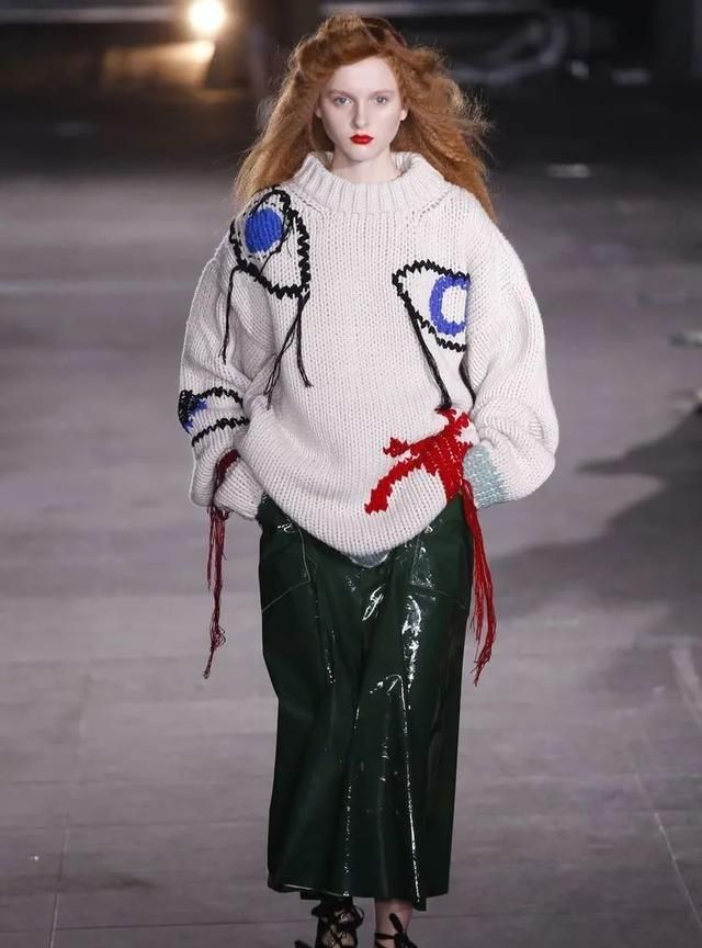 oversize廓形毛衫表达活力和热烈情绪