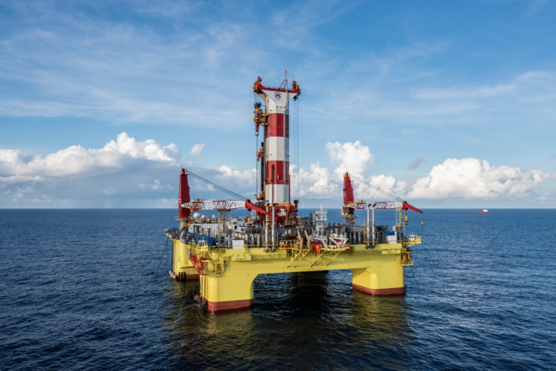 深企制造全球首艘智能深水钻井平台: "深蓝探索"南海开钻